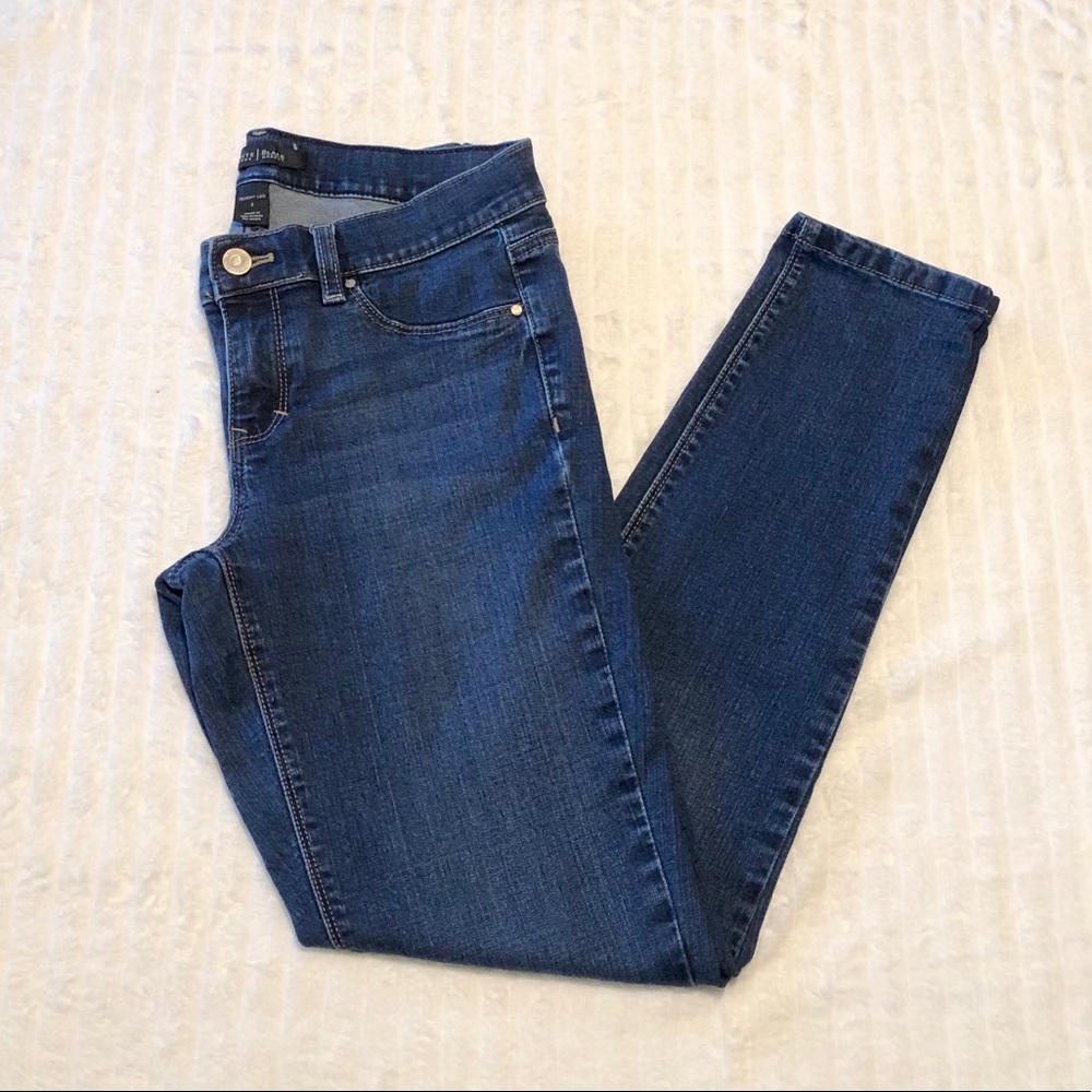🚫SOLD🚫White House Black Market Skinny Leg